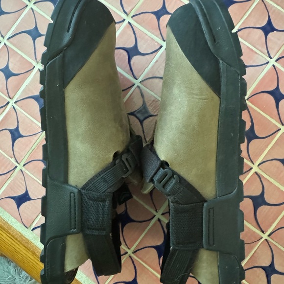 Bedrock Mountain Clog in Nubuck Leather, Driftwood. Men’s 9 / Women’s 10 - Picture 3 of 7